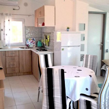 Apartment Kamelija Vir Buitenkant foto