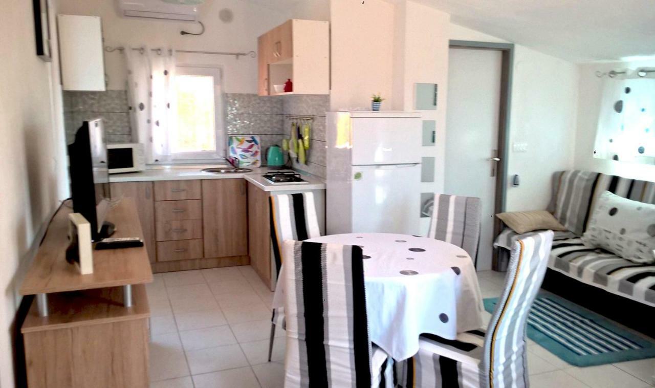 Apartment Kamelija Vir Buitenkant foto